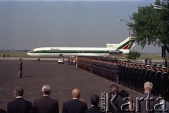 2.06.1979, Warszawa, Polska.
Pierwsza pielgrzymka papieża Jana Pawła II do Polski w dniach 2-10 czerwca 1979 roku. Ceremonia powitalna na lotnisku Okęcie, z prawej Kompania Reprezentacyjna Wojska Polskiego; w głębi samolot włoskich linii lotniczych Alitalia, którym przyleciał do Polski Ojciec Święty.
Fot. Edward Grochowicz, zbiory Ośrodka KARTA