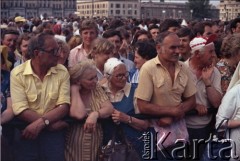 2.06.1979, Warszawa, Polska.
Pierwsza pielgrzymka papieża Jana Pawła II do Polski w dniach 2-10 czerwca 1979 roku. Wierni podczas mszy świętej na placu Zwycięstwa celebrowanej przez Ojca Świętego.
Fot. Edward Grochowicz, zbiory Ośrodka KARTA