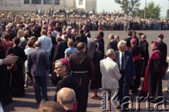 2.06.1979, Warszawa, Polska.
Pierwsza pielgrzymka papieża Jana Pawła II do Polski w dniach 2-10 czerwca 1979 roku. Ceremonia powitalna na lotnisku Okęcie, z przodu arcybiskup metropolita krakowski Franciszek Macharski.
Fot. Edward Grochowicz, zbiory Ośrodka KARTA