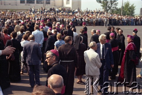 2.06.1979, Warszawa, Polska.
Pierwsza pielgrzymka papieża Jana Pawła II do Polski w dniach 2-10 czerwca 1979 roku. Ceremonia powitalna na lotnisku Okęcie, z przodu arcybiskup metropolita krakowski Franciszek Macharski.
Fot. Edward Grochowicz, zbiory Ośrodka KARTA