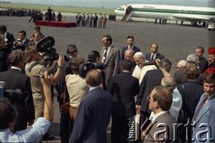 2.06.1979, Warszawa, Polska.
Pierwsza pielgrzymka papieża Jana Pawła II do Polski w dniach 2-10 czerwca 1979 roku. Po wylądowaniu na lotnisku Okęcie Ojciec Święty wita się z przedstawicielami władz PRL, za nim idzie Przewodniczący Rady Państwa Henryk Jabłoński, w głębi z prawej prymas Polski kardynał Stefan Wyszyński i ksiądz Stanisław Dziwisz, sekretarz Jana Pawła II.
Fot. Edward Grochowicz, zbiory Ośrodka KARTA