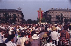 2.06.1979, Warszawa, Polska.
Pierwsza pielgrzymka papieża Jana Pawła II do Polski w dniach 2-10 czerwca 1979 roku. Wierni zgromadzeni na placu Zwycięstwa przed mszą świętą odprawioną przez Ojca Świętego. 
Fot. Edward Grochowicz, zbiory Ośrodka KARTA