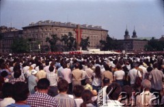 2.06.1979, Warszawa, Polska.
Pierwsza pielgrzymka papieża Jana Pawła II do Polski w dniach 2-10 czerwca 1979 roku. Wierni podczas mszy świętej na placu Zwycięstwa celebrowanej przez Ojca Świętego.
Fot. Edward Grochowicz, zbiory Ośrodka KARTA