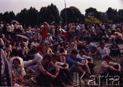 2.06.1979, Warszawa, Polska.
Pierwsza pielgrzymka papieża Jana Pawła II do Polski  w dniach 2-10 czerwca 1979 roku. Wierni podczas mszy świętej na placu Zwycięstwa celebrowanej przez Ojca Świętego.
Fot. Edward Grochowicz, zbiory Ośrodka KARTA