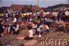 2.06.1979, Warszawa, Polska.
Pierwsza pielgrzymka papieża Jana Pawła II do Polski w dniach 2-10 czerwca 1979 roku. Wierni podczas mszy świętej na placu Zwycięstwa celebrowanej przez Ojca Świętego.
Fot. Edward Grochowicz, zbiory Ośrodka KARTA