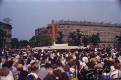 2.06.1979, Warszawa, Polska.
Pierwsza pielgrzymka papieża Jana Pawła II do Polski w dniach 2-10 czerwca 1979 roku. Msza święta na placu Zwycięstwa celebrowana przez Ojca Świętego.
Fot. Edward Grochowicz, zbiory Ośrodka KARTA