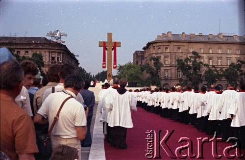 2.06.1979, Warszawa, Polska.
Pierwsza pielgrzymka papieża Jana Pawła II do Polski w dniach 2-10 czerwca 1979 roku. Msza święta na placu Zwycięstwa celebrowana przez Ojca Świętego.
Fot. Edward Grochowicz, zbiory Ośrodka KARTA