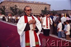 2.06.1979, Warszawa, Polska.
Pierwsza pielgrzymka papieża Jana Pawła II do Polski w dniach 2-10 czerwca 1979 roku. Msza święta na placu Zwycięstwa celebrowana przez Ojca Świętego, komunia święta.
Fot. Edward Grochowicz, zbiory Ośrodka KARTA