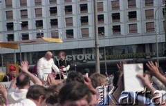 2.06.1979, Warszawa, Polska.
Pierwsza pielgrzymka papieża Jana Pawła II do Polski w dniach 2-10 czerwca 1979 roku. Ojciec Święty w papamobile na placu Zwycięstwa, gdzie odprawił mszę świętą. Ojcu Świętemu towarzyszą prymas Polski kardynał Stefan Wyszyński (z tyłu) i sekretarz ksiądz Stanisław Dziwisz (obok Jana Pawła II).
Fot. Edward Grochowicz, zbiory Ośrodka KARTA