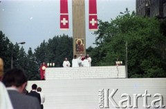 2.06.1979, Warszawa, Polska.
Pierwsza pielgrzymka papieża Jana Pawła II do Polski w dniach 2-10 czerwca 1979 roku. Msza święta na placu Zwycięstwa celebrowana przez Ojca Świętego, widok na ołtarz.
Fot. Edward Grochowicz, zbiory Ośrodka KARTA