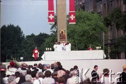 2.06.1979, Warszawa, Polska.
Pierwsza pielgrzymka papieża Jana Pawła II do Polski w dniach 2-10 czerwca 1979 roku. Msza święta na placu Zwycięstwa celebrowana przez Ojca Świętego, widok na ołtarz.
Fot. Edward Grochowicz, zbiory Ośrodka KARTA
