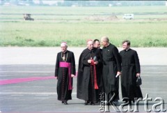 2.06.1979, Warszawa, Polska.
Pierwsza pielgrzymka papieża Jana Pawła II do Polski w dniach 2-10 czerwca 1979 roku. Ceremonia powitalna na lotnisku Okęcie, z przodu od lewej biskup pomocniczy warszawski Jerzy Modzelewski i prymas Polski kardynał Stefan Wyszyński.
Fot. Edward Grochowicz, zbiory Ośrodka KARTA