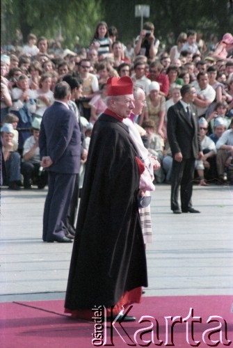 2.06.1979, Warszawa, Polska.
Pierwsza pielgrzymka papieża Jana Pawła II do Polski w dniach 2-10 czerwca 1979 roku. Prymas Polski kardynał Stefan Wyszyński na placu Zwycięstwa, gdzie Ojciec Święty złożył kwiaty na Grobie Nieznanego Żołnierza i odprawił mszę świętą.
Fot. Edward Grochowicz, zbiory Ośrodka KARTA