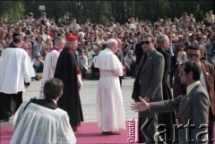 2.06.1979, Warszawa, Polska.
Pierwsza pielgrzymka papieża Jana Pawła II do Polski w dniach 2-10 czerwca 1979 roku. Ojciec Święty na placu Zwycięstwa, gdzie złożył kwiaty na Grobie Nieznanego Żołnierza i odprawił mszę świętą. Janowi Pawłowi II towarzyszy m.in. prymas Polski kardynał Stefan Wyszyński.
Fot. Edward Grochowicz, zbiory Ośrodka KARTA