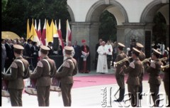 2.06.1979, Warszawa, Polska.
Pierwsza pielgrzymka papieża Jana Pawła II do Polski w dniach 2-10 czerwca 1979 roku. Ojciec Święty przed Grobem Nieznanego Żołnierza, na którym złożył kwiaty, obok Jana Pawła II prymas Polski kardynał Stefan Wyszyński.
Fot. Edward Grochowicz, zbiory Ośrodka KARTA
