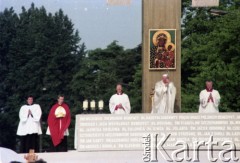 2.06.1979, Warszawa, Polska.
Pierwsza pielgrzymka papieża Jana Pawła II do Polski w dniach 2-10 czerwca 1979 roku. Msza święta na placu Zwycięstwa celebrowana przez Ojca Świętego, widok na ołtarz.
Fot. Edward Grochowicz, zbiory Ośrodka KARTA