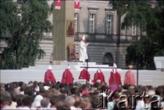 2.06.1979, Warszawa, Polska.
Pierwsza pielgrzymka papieża Jana Pawła II do Polski w dniach 2-10 czerwca 1979 roku. Msza święta na placu Zwycięstwa celebrowana przez Ojca Świętego, widok na ołtarz.
Fot. Edward Grochowicz, zbiory Ośrodka KARTA