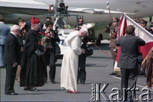 2.06.1979, Warszawa, Polska.
Pierwsza pielgrzymka papieża Jana Pawła II do Polski w dniach 2-10 czerwca 1979 roku. Ceremonia powitalna na lotnisku Okęcie, Ojciec święty przed sztandarem Wojska Polskiego. Za papieżem stoją prymas Polski kardynał Stefan Wyszyński i Przewodniczący Rady Państwa Henryk Jabłoński.
Fot. Edward Grochowicz, zbiory Ośrodka KARTA