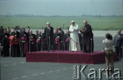 2.06.1979, Warszawa, Polska.
Pierwsza pielgrzymka papieża Jana Pawła II do Polski w dniach 2-10 czerwca 1979 roku. Ceremonia powitalna na lotnisku Okęcie. Przemawia prymas Polski kardynał Stefan Wyszyński, z lewej Przewodniczący Rady Państwa Henryk Jabłoński.
Fot. Edward Grochowicz, zbiory Ośrodka KARTA