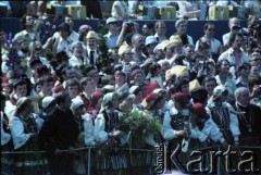2.06.1979, Warszawa, Polska.
Pierwsza pielgrzymka papieża Jana Pawła II do Polski w dniach 2-10 czerwca 1979 roku. Tłum zgromadzony na lotnisku Okęcie podczas ceremonii powitalnej.
Fot. Edward Grochowicz, zbiory Ośrodka KARTA