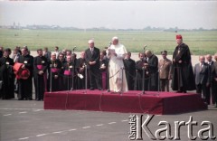 2.06.1979, Warszawa, Polska.
Pierwsza pielgrzymka papieża Jana Pawła II do Polski w dniach 2-10 czerwca 1979 roku. Ojciec Święty przemawia podczas ceremonii powitalnej na lotnisku Okęcie, z lewej Przewodniczący Rady Państwa Henryk Jabłoński, z prawej prymas Polski kardynał Stefan Wyszyński.
Fot. Edward Grochowicz, zbiory Ośrodka KARTA