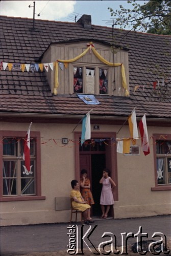 3.06.1979, Gniezno, Polska.
Pierwsza pielgrzymka papieża Jana Pawła II do Polski w dniach 2-10 czerwca 1979 roku. Kobiety przed domem udekorowanym z okazji wizyty Ojca Świętego.
Fot. Edward Grochowicz, zbiory Ośrodka KARTA