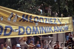 3.06.1979, Gniezno, Polska.
Pierwsza pielgrzymka papieża Jana Pawła II do Polski w dniach 2-10 czerwca 1979 roku. Wierni zgromadzeni z okazji wizyty Ojca Świętego, widoczny transparent: 