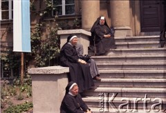 3.06.1979, Gniezno, Polska.
Pierwsza pielgrzymka papieża Jana Pawła II do Polski w dniach 2-10 czerwca 1979 roku. Siostry zakonne na schodach budynkach. 
Fot. Edward Grochowicz, zbiory Ośrodka KARTA