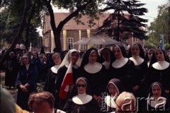 3.06.1979, Gniezno, Polska.
Pierwsza pielgrzymka papieża Jana Pawła II do Polski w dniach 2-10 czerwca 1979 roku. Siostry zakonne zgromadzone na spotkaniu z Ojcem Świętym. 
Fot. Edward Grochowicz, zbiory Ośrodka KARTA