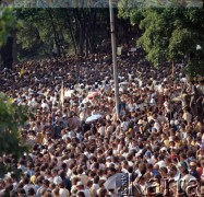 3.06.1979, Gniezno, Polska.
Pierwsza pielgrzymka papieża Jana Pawła II do Polski w dniach 2-10 czerwca 1979 roku. Tłum zgromadzony na mszy świętej celebrowanej przez Ojca Świętego przed katedrą gnieźnieńską. 
Fot. Edward Grochowicz, zbiory Ośrodka KARTA