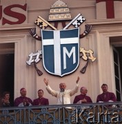 3.06.1979, Gniezno, Polska.
Pierwsza pielgrzymka papieża Jana Pawła II do Polski w dniach 2-10 czerwca 1979 roku. Spotkanie Ojca Świętego z wiernymi, zgromadzonymi przed siedzibą Kurii Metropolitalnej w Gnieźnie. Od lewej: NN, biskup pomocniczy gnieźnieński Jan Michalski, NN, Jan Paweł II, biskup koszalińsko-kołobrzeski Ignacy Jeż, biskup pomocniczy szczecińsko-kamieński Jan Gałecki.
Fot. Edward Grochowicz, zbiory Ośrodka KARTA