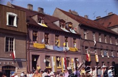 3.06.1979, Gniezno, Polska.
Pierwsza pielgrzymka papieża Jana Pawła II do Polski w dniach 2-10 czerwca 1979 roku. Kamienice udekorowane na przyjazd Ojca Świętego.
Fot. Edward Grochowicz, zbiory Ośrodka KARTA