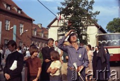 3.06.1979, Gniezno, Polska.
Pierwsza pielgrzymka papieża Jana Pawła II do Polski w dniach 2-10 czerwca 1979 roku. Mieszkańcy miasta na ulicy w związku z przyjazdem Ojca Świętego.
Fot. Edward Grochowicz, zbiory Ośrodka KARTA