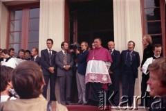 3.06.1979, Gniezno, Polska.
Pierwsza pielgrzymka papieża Jana Pawła II do Polski w dniach 2-10 czerwca 1979 roku. Oczekiwanie na przyjazd Ojca Świętego przed siedzibą Kurii Metropolitalnej w Gnieźnie.
Fot. Edward Grochowicz, zbiory Ośrodka KARTA