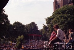 3.06.1979, Gniezno, Polska.
Pierwsza pielgrzymka papieża Jana Pawła II do Polski w dniach 2-10 czerwca 1979 roku. Wierni zgromadzeni przed katedrą gnieźnieńską, gdzie Ojciec Święty odprawił mszę świętą.
Fot. Edward Grochowicz, zbiory Ośrodka KARTA