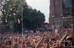 3.06.1979, Gniezno, Polska.
Pierwsza pielgrzymka papieża Jana Pawła II do Polski w dniach 2-10 czerwca 1979 roku. Wierni zgromadzeni na spotkaniu z Ojcem Świętym, w głębi katedra gnieźnieńska.
Fot. Edward Grochowicz, zbiory Ośrodka KARTA