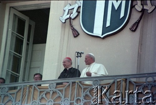 3.06.1979, Gniezno, Polska.
Pierwsza pielgrzymka papieża Jana Pawła II do Polski w dniach 2-10 czerwca 1979 roku. Ojciec Święty Jan Paweł II i prymas Polski kardynał Stefan Wyszyński podczas spotkania z wiernymi, zgromadzonymi przed siedzibą Kurii Metropolitalnej w Gnieźnie.
Fot. Edward Grochowicz, zbiory Ośrodka KARTA