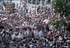 3.06.1979, Gniezno, Polska.
Pierwsza pielgrzymka papieża Jana Pawła II do Polski w dniach 2-10 czerwca 1979 roku. Tłum zgromadzony w związku z wizytą Ojca Świętego.
Fot. Edward Grochowicz, zbiory Ośrodka KARTA