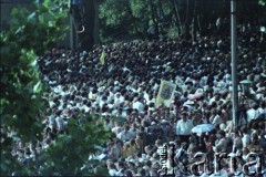 3.06.1979, Gniezno, Polska.
Pierwsza pielgrzymka papieża Jana Pawła II do Polski w dniach 2-10 czerwca 1979 roku. Tłum zgromadzony na mszy świętej sprawowanej przez Ojca Świętego przed katedrą gnieźnieńską.
Fot. Edward Grochowicz, zbiory Ośrodka KARTA