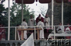 3.06.1979, Gniezno, Polska.
Pierwsza pielgrzymka papieża Jana Pawła II do Polski w dniach 2-10 czerwca 1979 roku. Msza święta sprawowana przez Ojca Świętego przed katedrą gnieźnieńską.
Fot. Edward Grochowicz, zbiory Ośrodka KARTA