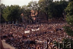 3.06.1979, Gniezno, Polska.
Pierwsza pielgrzymka papieża Jana Pawła II do Polski w dniach 2-10 czerwca 1979 roku. Tłum zgromadzony przed katedrą gnieźnieńską w związku z wizytą Ojca Świętego.
Fot. Edward Grochowicz, zbiory Ośrodka KARTA