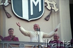 3.06.1979, Gniezno, Polska.
Pierwsza pielgrzymka papieża Jana Pawła II do Polski w dniach 2-10 czerwca 1979 roku. Spotkanie Ojca Świętego z wiernymi, zgromadzonymi przed siedzibą Kurii Metropolitalnej w Gnieźnie. Z prawej biskup koszalińsko-kołobrzeski Ignacy Jeż.
Fot. Edward Grochowicz, zbiory Ośrodka KARTA
