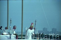 4.06.1979, Częstochowa, Polska.
Pierwsza pielgrzymka papieża Jana Pawła II do Polski w dniach 2-10 czerwca 1979 roku. Ojciec Święty podczas mszy świętej na Jasnej Górze.
Fot. Edward Grochowicz, zbiory Ośrodka KARTA