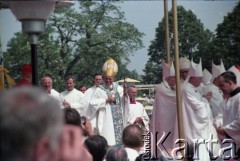 4.06.1979, Częstochowa, Polska.
Pierwsza pielgrzymka papieża Jana Pawła II do Polski w dniach 2-10 czerwca 1979 roku. Ojciec Święty w otoczeniu księży na Jasnej Górze.
Fot. Edward Grochowicz, zbiory Ośrodka KARTA