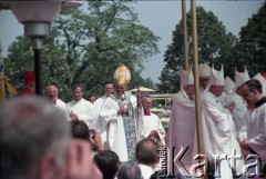 4.06.1979, Częstochowa, Polska.
Pierwsza pielgrzymka papieża Jana Pawła II do Polski w dniach 2-10 czerwca 1979 roku. Ojciec Święty w otoczeniu księży na Jasnej Górze.
Fot. Edward Grochowicz, zbiory Ośrodka KARTA