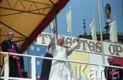 4.06.1979, Częstochowa, Polska.
Pierwsza pielgrzymka papieża Jana Pawła II do Polski w dniach 2-10 czerwca 1979 roku. Powitanie Ojca Świętego na Jasnej Górze. Od lewej: metropolita krakowski arcybiskup Franciszek Macharski, prałat antykamery papieskiej ksiądz Juliusz Paetz, papież Jan Paweł II, biskup częstochowski Stefan Bareła; za Janem Paweł II prymas Polski kardynał Stefan Wyszyński.
Fot. Edward Grochowicz, zbiory Ośrodka KARTA