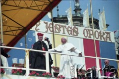 4.06.1979, Częstochowa, Polska.
Pierwsza pielgrzymka papieża Jana Pawła II do Polski w dniach 2-10 czerwca 1979 roku. Powitanie Ojca Świętego na Jasnej Górze. Z lewej prymas Polski kardynał Stefan Wyszyński, z prawej sekretarz generalny Konferencji Episkopatu Polski i biskup pomocniczy warszawski Bronisław Dąbrowski.
Fot. Edward Grochowicz, zbiory Ośrodka KARTA