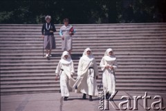 4.06.1979, Częstochowa, Polska.
Pierwsza pielgrzymka papieża Jana Pawła II do Polski w dniach 2-10 czerwca 1979 roku. Siostry zakonne w drodze na spotkanie z Ojcem Świętym na Jasnej Górze. 
Fot. Edward Grochowicz, zbiory Ośrodka KARTA