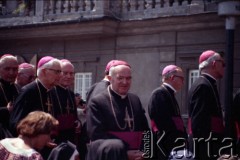 4.06.1979, Częstochowa, Polska.
Pierwsza pielgrzymka papieża Jana Pawła II do Polski w dniach 2-10 czerwca 1979 roku. Spotkanie Ojca Świętego z wiernymi na Jasnej Górze. Na zdjęciu biskupi katoliccy. 1. z lewej biskup siedlecki Jan Mazur, 3. z lewej biskup warszawski Jerzy Modzelewski,  4. z lewej biskup pomocniczy częstochowski Jan Musiel.
Fot. Edward Grochowicz, zbiory Ośrodka KARTA