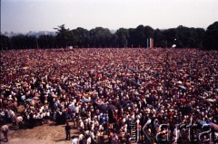 4.06.1979, Częstochowa, Polska.
Pierwsza pielgrzymka papieża Jana Pawła II do Polski w dniach 2-10 czerwca 1979 roku. Widok na błonia jasnogórskie podczas mszy świętej celebrowanej przez Ojca Świętego.
Fot. Edward Grochowicz, zbiory Ośrodka KARTA